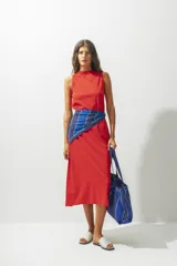 Vestido maxi de algodón liviano en color rojo, con silueta relajada, cuello redondo y diseño sin mangas.