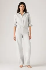 Pantalón de jean celeste claro, de corte amplio y tiro alto.