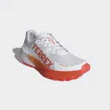 Championes de trail running Adidas Terrex Agravic 3, color gris con detalles en naranja y blanco.