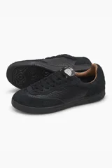 Zapatillas bajas de cuero negro con perforaciones y suela de goma.