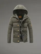 Campera verde de algodón con cierre de botón y capucha, cuenta con bolsillos laterales y de pecho.