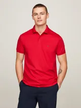 Chomba Tommy Hilfiger Essential de corte regular, color rojo, confeccionada en algodón. Presenta cuello tipo polo, cartera de dos botones y logo bordado en el pecho.