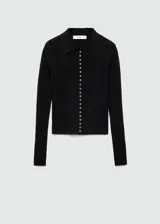 Jersey negro de punto fino con cuello camisero, diseño entallado y botones decorativos.