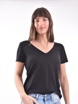 Remera básica de mujer color negro, con cuello en V y mangas cortas.