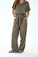 Mono largo color verde militar, con cuello camisero, mangas cortas, cierre frontal con botones y cinturón de lazo en la cintura.