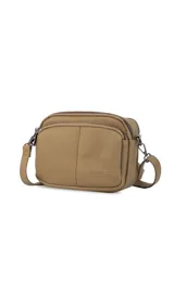 Bandolera color gris oscuro con doble bolsillo principal, un bolsillo frontal y uno trasero, todos con cierre. Incluye correa ajustable y logo de la marca "Lincoln's" grabado en el frente.