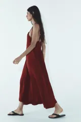 Vestido midi color ladrillo, de breteles finos regulables y escote redondo.
