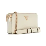 Bandolera Guess color crema con correa de cadena dorada y correa de cuero ajustable.