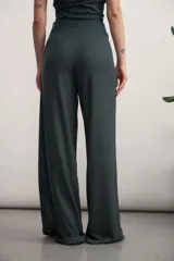 Pantalón de vestir color bordó con corte palazzo, cintura alta y lazo lateral.