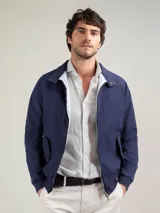 Cazadora tipo bomber color beige, con cierre frontal y bolsillos de solapa.