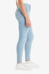 Pantalón de jeans celeste claro, tiro alto, corte skinny y largo al tobillo.