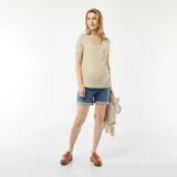 Camiseta color beige de corte cruzado, con mangas cortas y escote en V.
