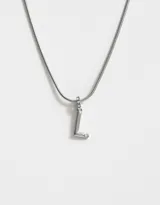 Cadena plateada de acero quirúrgico con dije de letra "B" con strass incrustados.
