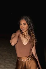 Body color marrón de lycra flexible con espalda abierta.