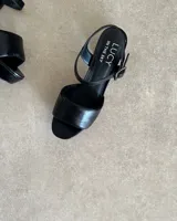 Sandalia de cuero vacuno color blanco, con plataforma y taco cuadrado de 7 cm de altura.