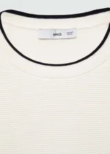 Jersey azul marino de punto fino con cuello redondo y mangas cortas con ribetes blancos en contraste.