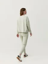 Sudadera deportiva azul marino de patrón holgado con aberturas laterales.