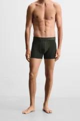 Pack de tres bóxers negros de algodón con cintura elástica.