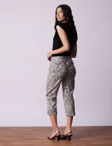 Pantalón capri de gabardina elastizada estampada, marca Zac & Rachel. Pretina ancha elastizada.
