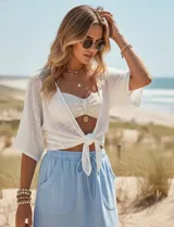 Skort de algodón a rayas verticales en tonos celeste, azul y blanco. Tiene pretina elastizada con lazo de ajuste, bolsillos laterales verticales y short interno.