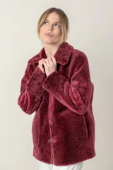 Gamulan de cuero color bordeaux con cuello y puños de piel sintética.
