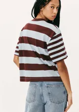 Camiseta de mangas cortas con cuello redondo, a rayas horizontales color marrón y celeste, con logo bordado en el pecho.