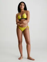 Top de bikini Calvin Klein color amarillo con textura acanalada y logo en la banda inferior.