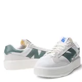 Championes urbanos New Balance modelo CT302, color blanco con detalles en verde y azul, con proporciones exageradas, entresuela estratificada, suela amplificada y puntera de goma resistente.