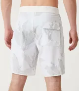 Bermuda de poliéster blanca con estampado de hojas en tonos grises.