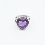 Anillo de plata 925 con amatista en forma de corazón.