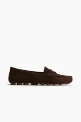 Mocasines marrones de tejido cepillado con lengüeta decorativa y costura tradicional adelante. Forro en lona de algodón y suelas de guijarros.