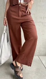 Pantalón de lino color chocolate, de corte recto y terminación bordada en el ruedo.
