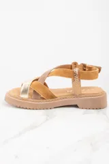Sandalias de cuero color camel con tiras cruzadas en dorado y marrón.