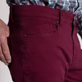 Pantalón de jean color borgoña, corte slim fit, con tecnología Natural Flex y diseño vintage.