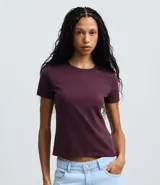 Remera celeste de media malla con cuello redondo y mangas cortas.