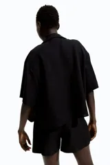 Short negro de tiro alto con pinzas delanteras, bolsillos laterales y trabillas para cinturón.