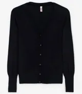 Cardigan blanco de punto con escote en V, manga larga y cierre frontal con botones negros.