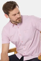 Camisa de hombre a rayas finas color rosa y blanco, de manga corta, con cuello abotonado, bolsillo en el pecho con logo bordado y botones personalizados. Confeccionada 100% en algodón.