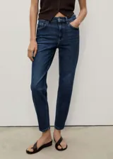 Jeans mom fit de tiro alto en denim azul oscuro, con cierre de cremallera y botón, cinco bolsillos y trabillas.