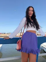 Bandolera pequeña de símil cuero color terracota, con solapa frontal y correa fina ajustable.