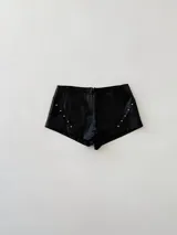 Short de cuero sintético color marrón con tachas plateadas en los laterales.