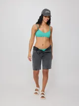 Top de bikini color verde azulado, de corte clásico con escote en V y tirantes finos ajustables.