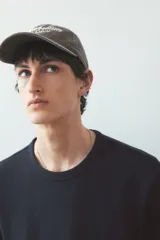 Remera negra de algodón con textura waffle, cuello redondo ribeteado y corte estándar.