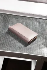 Billetera negra de cuero con cierre de cremallera, múltiples ranuras para tarjetas, compartimento para billetes y monedero con cremallera.