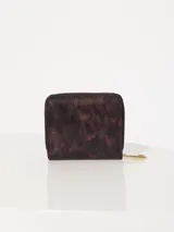 Billetera pequeña color negro hecha de cuero vacuno, con cierre metálico e interior con divisiones para tarjetas.