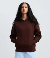 Buzo femenino color marrón, confeccionado en algodón y poliéster con felpa. Posee capucha estructurada, bolsillo canguro delantero y puños acanalados.