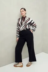 Pantalón negro de algodón con corte recto y bolsillos delanteros grandes.