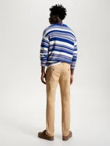 Pantalón chino Tommy Hilfiger de la colección 1985, color beige, corte slim y pierna recta. Confeccionado en algodón pima elástico.