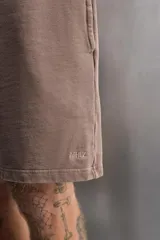 Bermudas jogger negras confeccionadas en tejido de algodón con interior de rizo. Cintura elástica ajustable con cordón y bolsillos laterales en la cadera.