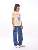 Remera blanca con estampado de dos tigres rojos enfrentados y texto en chino.